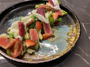 Салат с тунцом, клубникой и авокадо